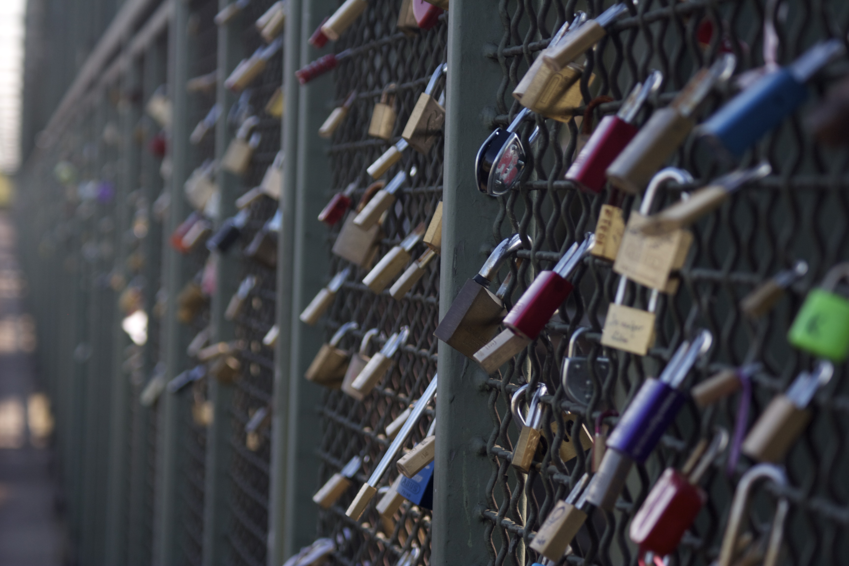 “Gift me your heart”: Love locks across the Rhine.